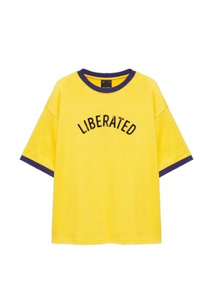 PULL&BEAR, RELAXED FIT WITH CONTRAST GRAPHIC AND RIBBING - T-SHIRT - T-shirt imprimé - yellow