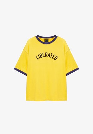 PULL&BEAR, RELAXED FIT WITH CONTRAST GRAPHIC AND RIBBING - T-SHIRT - T-shirt imprimé - yellow