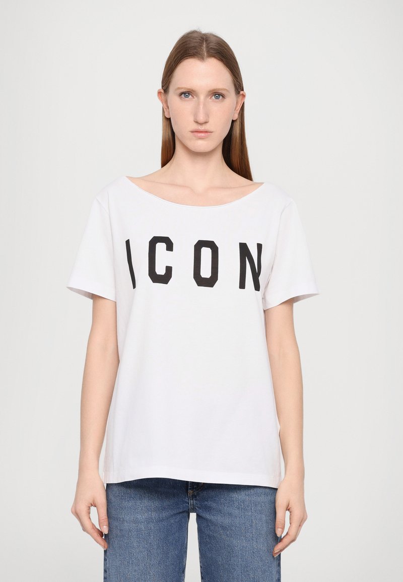 T-shirt blanc à manches courtes avec un large col, portant en lettres noires épaisses le mot "ICON". En coton, avec une coupe décontractée.