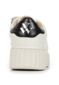 Sneaker bianca con suola in gomma texturizzata, con un accento in pelle verniciata nera sul tallone e un logo argentato sul retro.