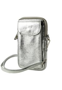 Metalen zilverkleurige crossbodytas met ritssluiting, een voorvak met klep en afneembare band; gladde textuur en compact ontwerp.