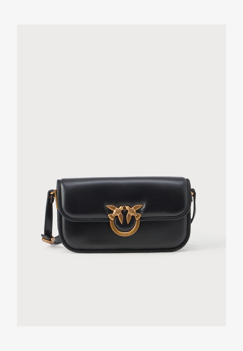 Černá kožená crossbody bag s překlopnou klopnou a zlatým ptáčkem jako ozdobným kováním na kruhovém kroužku. Včetně nastavitelného popruhu.