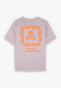 T-shirt a maniche corte lavanda chiaro con una grande grafica di teschio arancione con ossa incrociate, circondata dal testo "SCALPERS" e frasi a tema spiaggia.