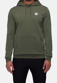 Felpa verde oliva con tasca frontale, cappuccio con cordino e una piccola grafica di un orsetto bianco sul petto. Realizzata in un tessuto morbido.