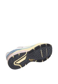 Baskets blanches et multicolores avec une semelle en caoutchouc noir texturé, présentant des accents en bleu, rose et jaune, et un logo sur le côté.
