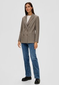 Doppelt gefütterte Blazer im braun-beigen Hahnentritt-Muster, mit taillierter Passform, Reverskragen und runden schwarzen Knöpfen.