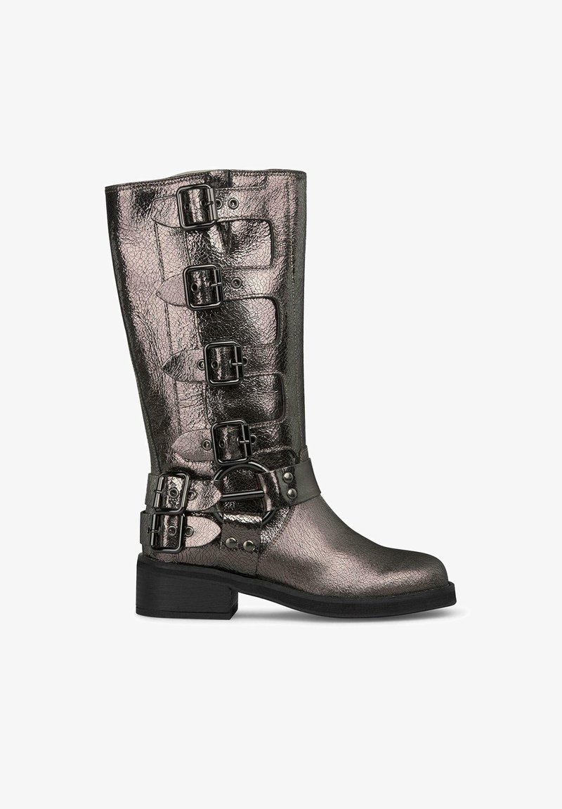 Metaliczne szare kozaki do kolan o błyszczącej teksturze, z pięcioma regulowanymi klamrami i niskim, blokowym obcasem.