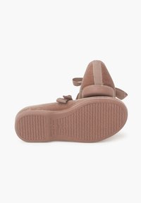 Scarpe in suede marrone con una morbida texture, punta rotonda e suola in gomma flessibile. Caratterizzate da una cinghia in tessuto per una calzata sicura.