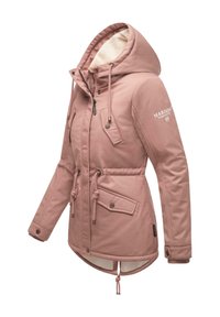 Šviesiai rožinė izoliuota striukė su kapišonu, susiaurinta talija, priekinėmis kišenėmis, užtrauktuku ir pūkuota pamušalu. Ant rankovės yra logotipas.