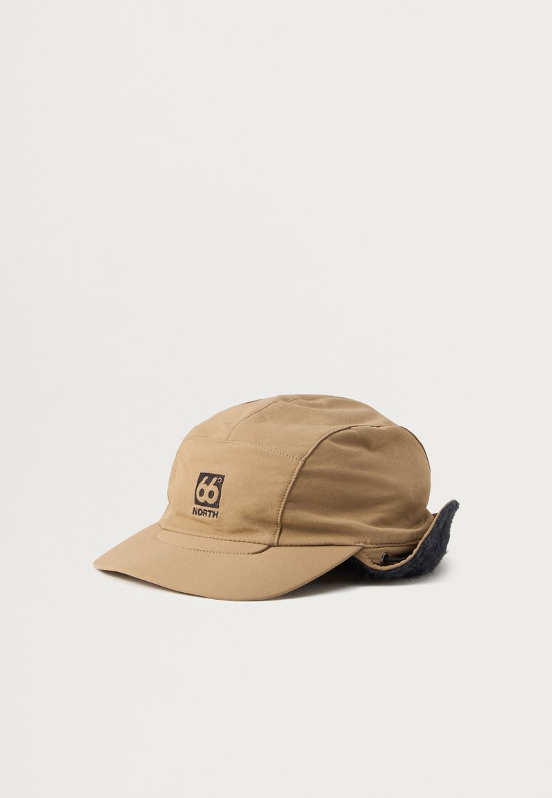 Gorro impermeable en color arena con un diseño sólido. Cuenta con un logo en la parte frontal, un ala ancha y orejeras forradas con un material oscuro y suave.