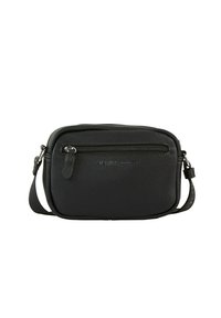 Schwarze Leder-Crossbody-Tasche mit strukturierter Oberfläche, vorderer Reißverschlusstasche, verstellbarem Tragegurt und dezentem Branding an der Seite.