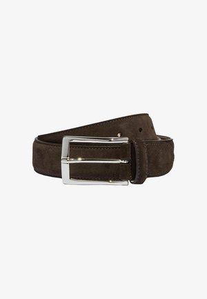 Ceinture en suède marron avec une boucle rectangulaire en ton argent, présentant une texture lisse et plusieurs trous de réglage le long de la sangle.