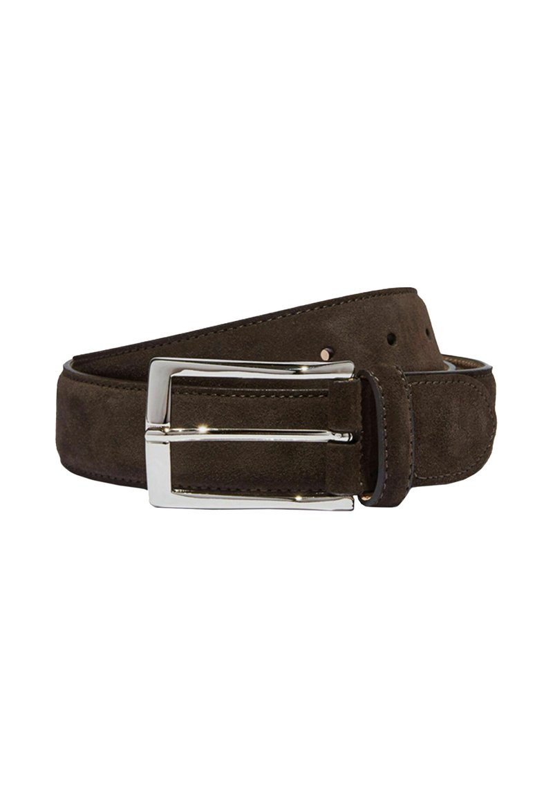 Cinturón de ante marrón con una hebilla rectangular en tono plateado, que presenta una textura suave y múltiples agujeros de ajuste a lo largo de la correa.