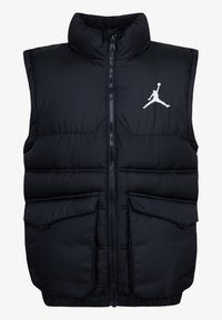 Chaleco aislante negro con cuello alto, cremallera frontal y dos grandes bolsillos laterales. Presenta un logo Jumpman blanco en el pecho.
