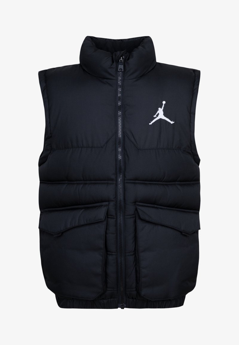 Juodas insoluotas liemenė su aukštu apykakle, priekiniais užtrauktukais ir dviem didelėmis šoninėmis kišenėmis. Ant krūtinės yra baltas Jumpman logotipas.