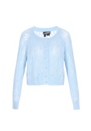 Világoskék, kötött kardigán, rövidített fazonnal, fonott mintával, kerek nyakkivágással és hat gyöngyhatású gombbal az elülső részén.