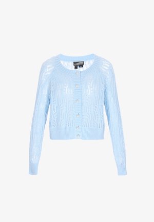 Cardigan albastru deschis tricotat, cu design scurt, având un model împletit, guler rotund și șase nasturi asemănători cu perlele pe partea din față.