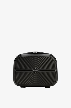 Černý tvrdý obal kufru ve tvaru obdélníku s motivem soustředných kruhů a dvojitým zipem, malá rukojeť nahoře, uprostřed logo Wittchen.