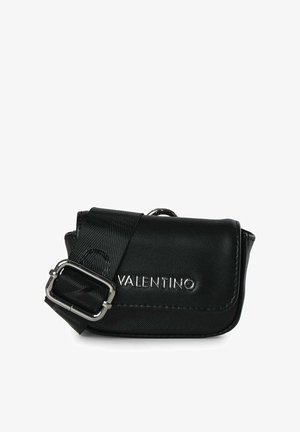 Borsa a tracolla nera in pelle con una tracolla testurizzata, accessori in metallo argentato e chiusura a patta, con il logo "Valentino" in lettere metalliche.