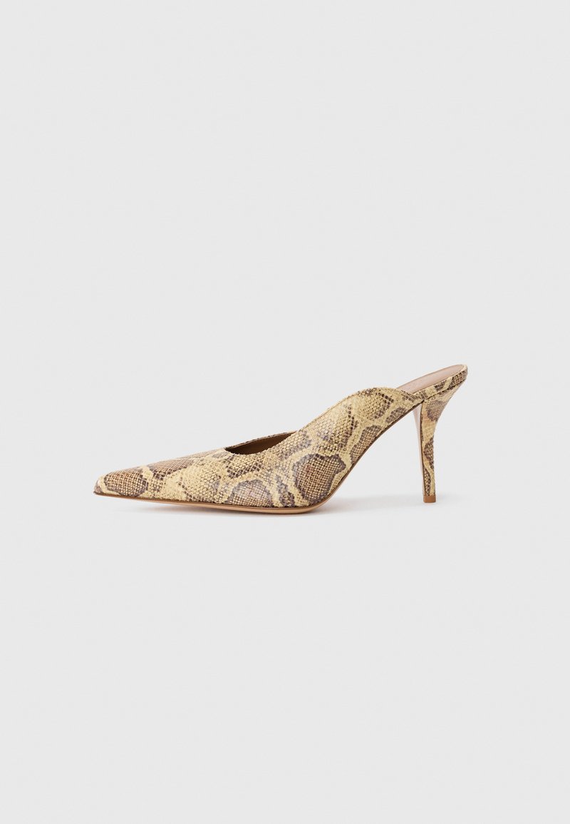 Tocuri slingback cu vârful ascuțit, într-un model texturat cu imprimeu de șarpe în tonuri de bej și maro; au un toc stiletto și laterale decupate.