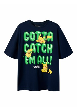 Marineblå t-skjorte med grønn tekst "Gotta Catch 'Em All!" og tre Pikachu-figurer i forskjellige positurer, med liten Pokémon-logo under.