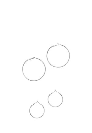 To par sølv øreringe med ringe, den ene større og den anden mindre, vist på en hvid baggrund med synlige låse.
