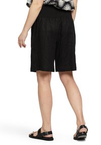 Masai MaPinja - Shorts - black