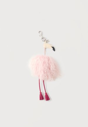 Lunet lyserød flamingo nøglering med creme og sort næb, lange lyserøde ben, der ender i frynser, og sølvspænde på toppen.
