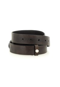 Bracciale in pelle marrone scuro con due cinghie sovrapposte, caratterizzato da fori circolari e un bottone a pressione in metallo argentato per la chiusura.
