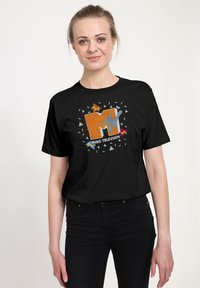 Černé bavlněné tričko s oranžovým logem MTV a modrými akcenty, obklopené barevnými geometrickými tvary. Krátké rukávy, design s kulatým výstřihem.