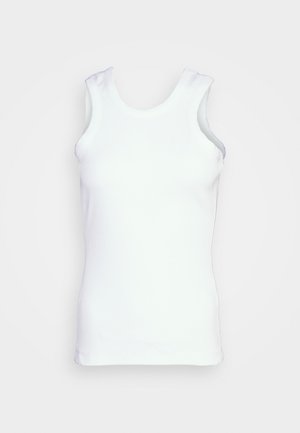 Valge ilma varrukateta t-särk, mis on valmistatud ribakotist. Omab ümarat kaelust ja külgmisi õmblusi, sellel on lähedane disain ja sile tekstuur.