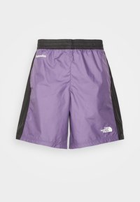 Fialové a černé sportovní šortky vyrobené z lehkého materiálu; mají elastický pás a branding na pravé dolní noze.