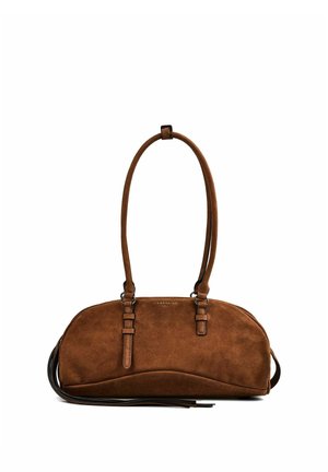Bolso de hombro de ante marrón con asas largas, detalle curvado en la parte inferior y nombre de la marca sutilmente grabado en el centro delantera.