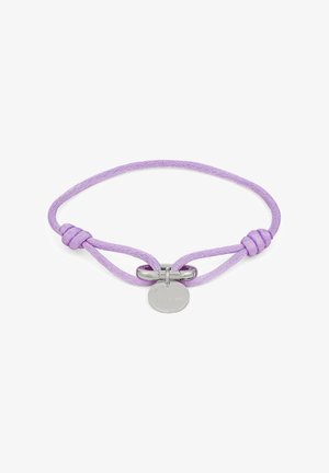 Bracelet en cordon violet avec fermoir métallique et étiquette circulaire gravée de "CPH STUDIOS". Texture lisse avec des accents noués.