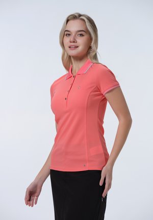 Koralli polo-paita kevyestä kankaasta, lyhyet hihat, kolme nappia edessä ja kontrastivärinen kaulusrima. Logo näkyvissä rinnassa.