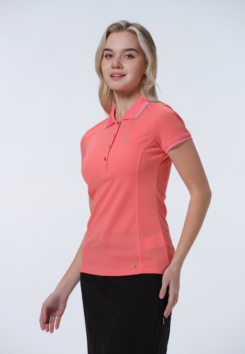 Korálová polo košile vyrobená z lehkého materiálu s krátkými rukávy, tříknoflíkovou légou a kontrastním lemem kolem límce. Logo viditelné na hrudi.