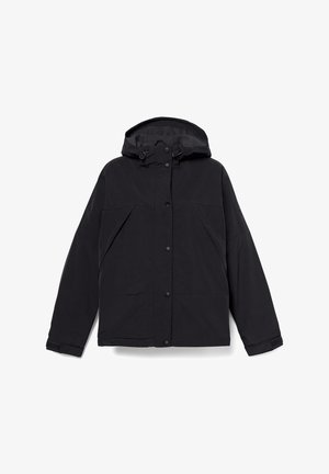 Schwarze Jacke mit Kapuze, ausgestattet mit einem Frontreißverschluss, Druckknöpfen und zwei großen Seitentaschen; aus glattem, wetterfestem Material.