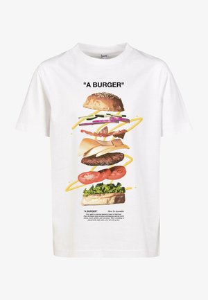 Biela bavlnená tričko s grafikou vrstveného hamburgera so sezamovou žemľou, šalátom, paradajkou, syrom a slaninou, spolu s pokynmi na zostavenie.