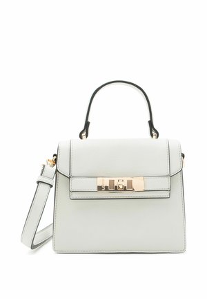 Bolso estructurado gris claro con asa superior, correa de hombro ajustable y cierre frontal giratorio en tono dorado.