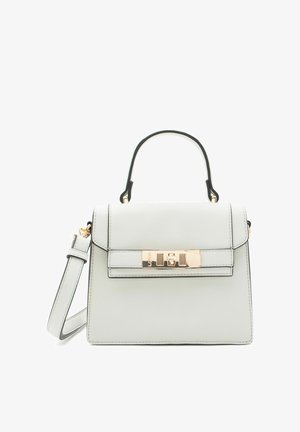 Lichtgrijze gestructureerde handtas met bovenhandvat, verstelbare schouderriem en voorzijde met gouden draaisluiting.
