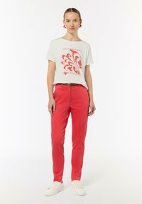 comma AUS IM BOXY CUT - T-Shirt print - weiß