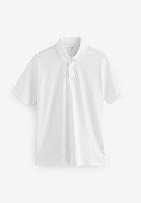Camiseta polo blanca hecha de tejido transpirable, con cuello, tapeta de botones, mangas cortas y un logo sutil en el pecho.