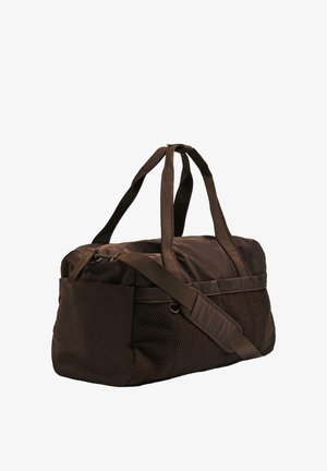 Barna nejlon utazótáska dupla hordozófogantyúval, állítható vállpánttal, oldalzsebbel és hálós első zsebbel, fehér háttéren.