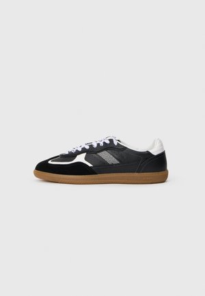 Trainers - black/white