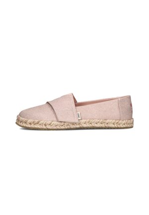 Roze textiele espadrille platte schoen met een kruisbandontwerp, jute touwen zool, een gladde textuur en subtiele branding bij de hiel.