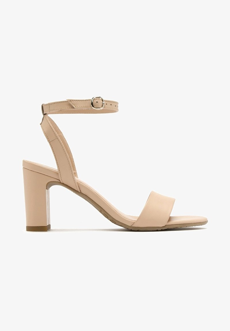 Sandale beige à bout ouvert avec talon bloc, bride cheville et fermeture à boucle, vue de côté sur fond blanc.
