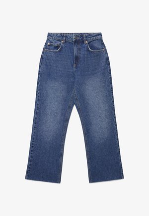 Jean en denim bleu avec jambes droites, fermeture par bouton et fermeture éclair, poches avant et arrière, et couture visible sur fond blanc.