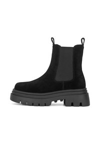 Czarne zamszowe botki za kostkę z elastycznymi panelami bocznymi, grubą gumową podeszwą oraz uchwytami do łatwego zakładania. Gruba podeszwa dodaje wysokości.