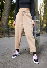 Nike Sportswear PHOENIX W NSW STYLE FLC HR PANT CURVE - Calças de fato de treino - beige