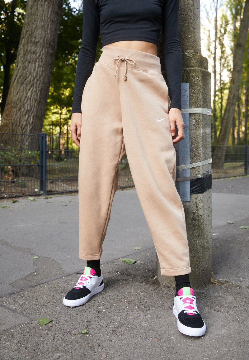 Nike PANT Pantalones deportivos - beige - Zalando.es